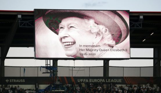 Arsenal and Manchester United hold minute’s silence to pay tribute to Queen Elizabeth II